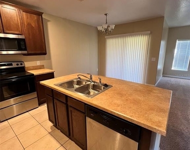 2202 Seven Oaks Drive - Photo Thumbnail 6
