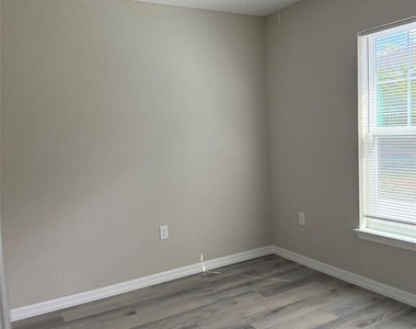 9545 N Travis Drive - Photo Thumbnail 7