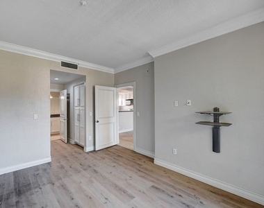 260 E Flamingo Road - Photo Thumbnail 10