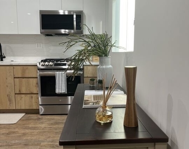 124 S Croft Avenue - Photo Thumbnail 7