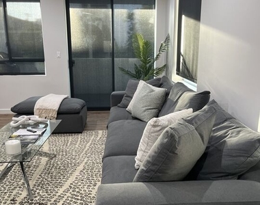 124 S Croft Avenue - Photo Thumbnail 3