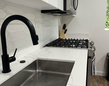 124 S Croft Avenue - Photo Thumbnail 11