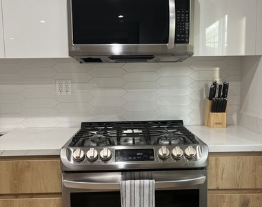 124 S Croft Avenue - Photo Thumbnail 9