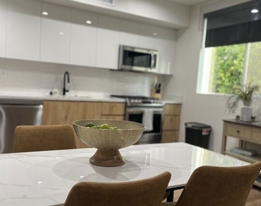 124 S Croft Avenue - Photo Thumbnail 6