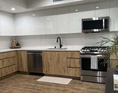 124 S Croft Avenue - Photo Thumbnail 8