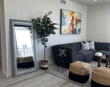 124 S Croft Avenue - Photo Thumbnail 19