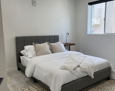 124 S Croft Avenue - Photo Thumbnail 7