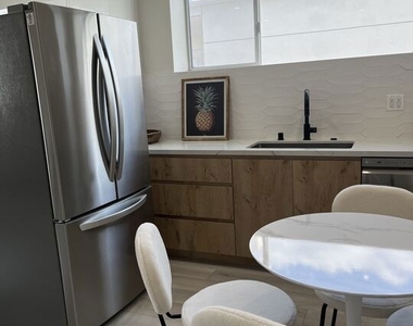 124 S Croft Avenue - Photo Thumbnail 14