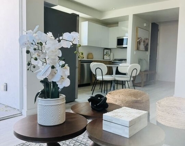 124 S Croft Avenue - Photo Thumbnail 26
