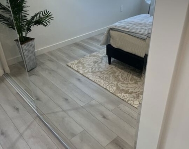 124 S Croft Avenue - Photo Thumbnail 1