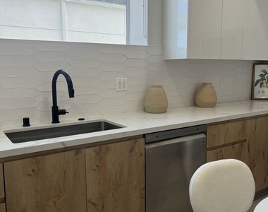 124 S Croft Avenue - Photo Thumbnail 13
