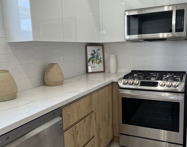124 S Croft Avenue - Photo Thumbnail 12