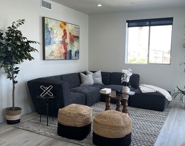 124 S Croft Avenue - Photo Thumbnail 24