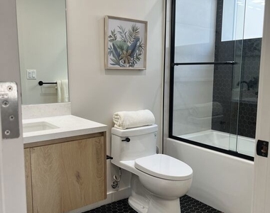 124 S Croft Avenue - Photo Thumbnail 4