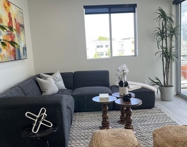 124 S Croft Avenue - Photo Thumbnail 17