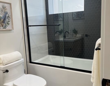 124 S Croft Avenue - Photo Thumbnail 3