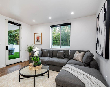 124 S Croft Avenue - Photo Thumbnail 7