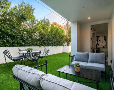 124 S Croft Avenue - Photo Thumbnail 10