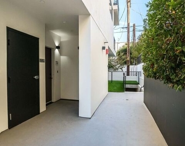 124 S Croft Avenue - Photo Thumbnail 24