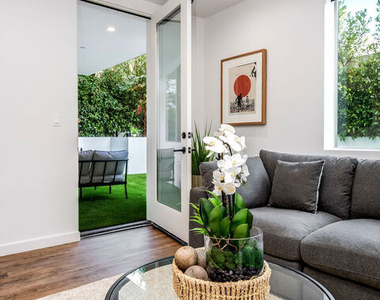 124 S Croft Avenue - Photo Thumbnail 37