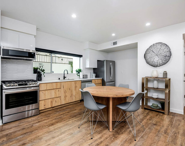 124 S Croft Avenue - Photo Thumbnail 4