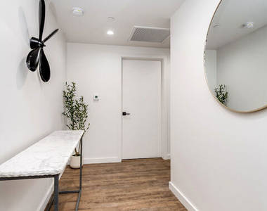 124 S Croft Avenue - Photo Thumbnail 1