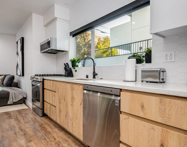 124 S Croft Avenue - Photo Thumbnail 5