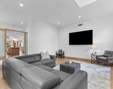 605 N Hillcrest Road - Photo Thumbnail 10