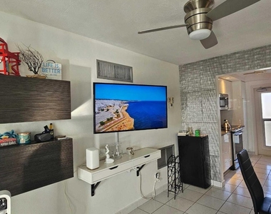 505 N Riverside Drive - Photo Thumbnail 3
