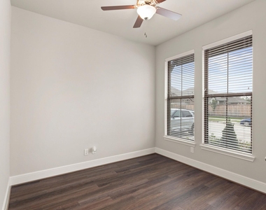 10507 Halley Lane - Photo Thumbnail 8