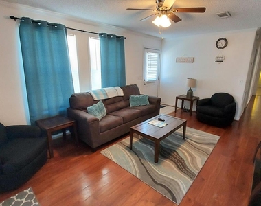1401 W 9th Street - Photo Thumbnail 2