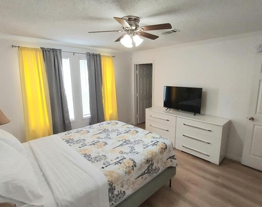 1401 W 9th Street - Photo Thumbnail 5