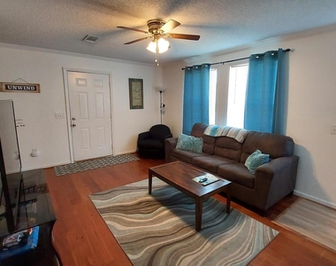 1401 W 9th Street - Photo Thumbnail 3