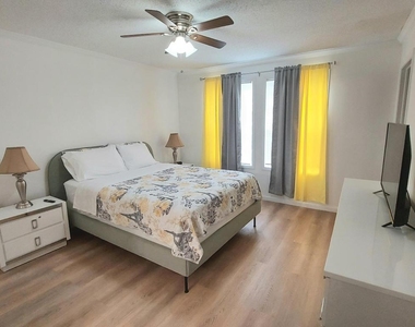 1401 W 9th Street - Photo Thumbnail 4