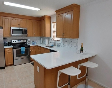 1401 W 9th Street - Photo Thumbnail 1