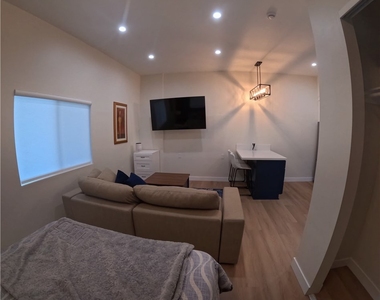 12329 Oxford Avenue - Photo Thumbnail 3