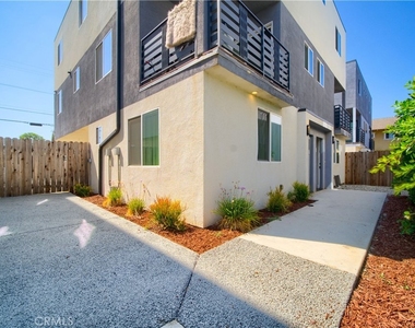 1427 S New Hampshire Avenue - Photo Thumbnail 1