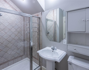 306 E 34th St - Photo Thumbnail 4