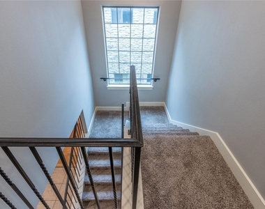 306 E 34th St - Photo Thumbnail 8