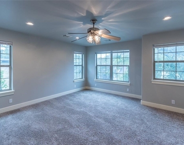 306 E 34th St - Photo Thumbnail 9