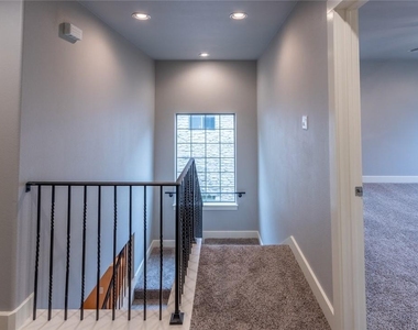 306 E 34th St - Photo Thumbnail 7