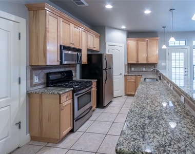 306 E 34th St - Photo Thumbnail 2