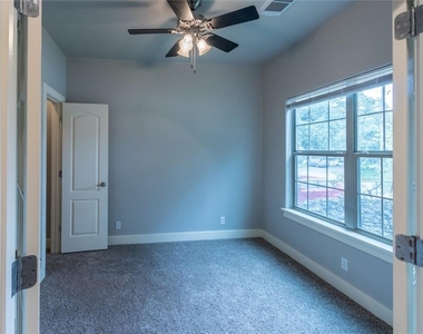 306 E 34th St - Photo Thumbnail 6