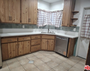 5446 Angeles Vista Boulevard - Photo Thumbnail 8