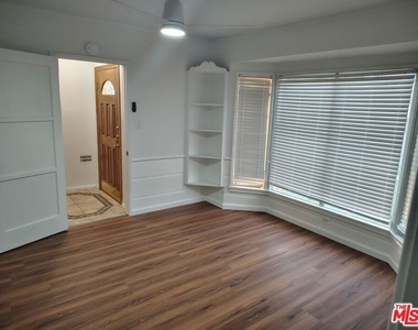 5446 Angeles Vista Boulevard - Photo Thumbnail 5