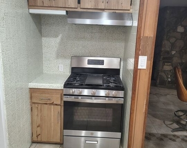 5446 Angeles Vista Boulevard - Photo Thumbnail 9