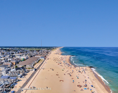 239 Beach Front - Photo Thumbnail 25