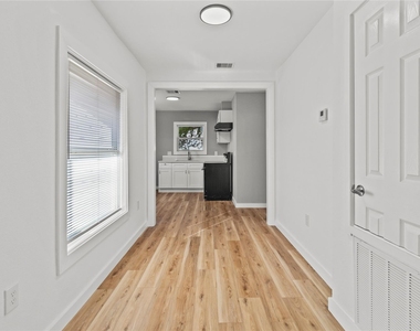 1717 W 4th Street - Photo Thumbnail 4