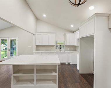 905 Franconia Drive - Photo Thumbnail 4