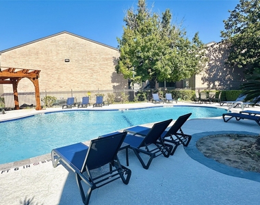 12335 Antoine Drive - Photo Thumbnail 4